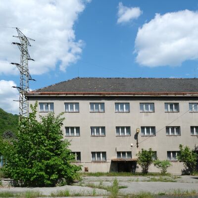       prefabricated building